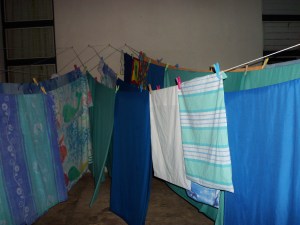 wasgoed onder die afdak in die aand